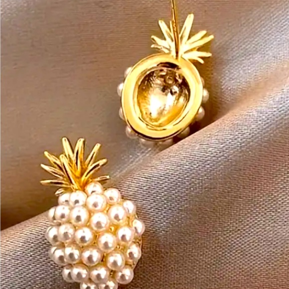 CUTE FAUX PEARL DECOR PINEAPPLE STUD EARRINGS - Picture 2 of 4